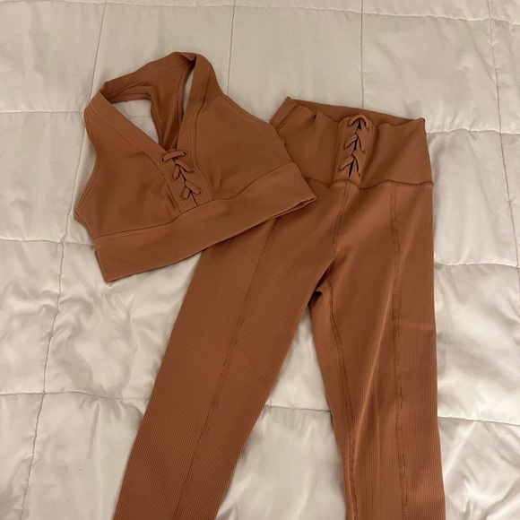 Offline by Aerie matching workout set- size medium - Picture 1 of 1